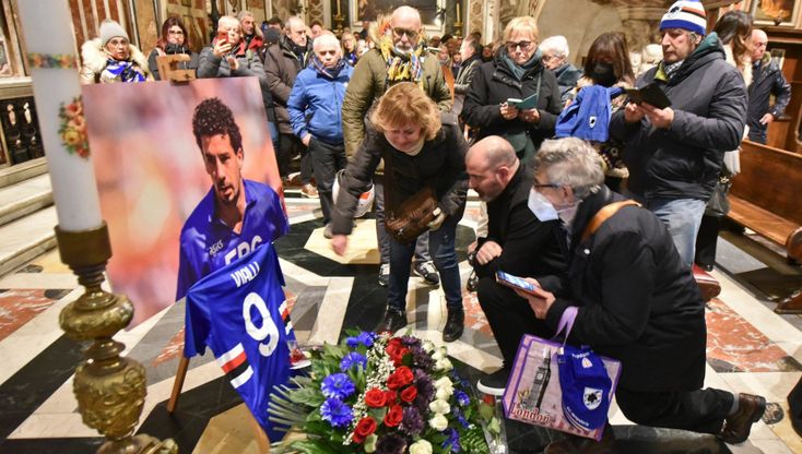 L'abbraccio dei tifosi alla memoria di Vialli