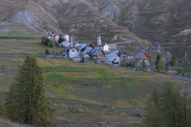 "Da Internet ai bancomat spariti: gli handicap che frenano la rinascita della montagna"