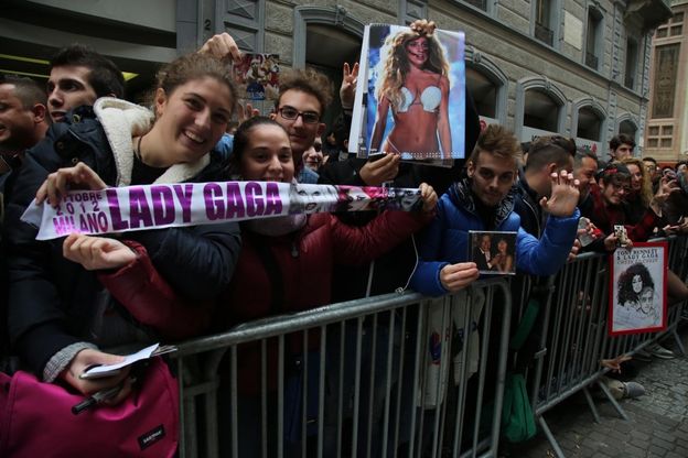 Milano, febbre Lady Gaga: l'assedio dei fan all'hotel