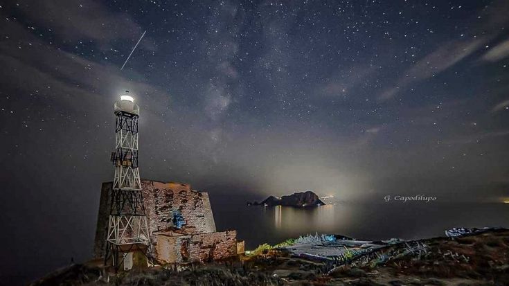 Punta Campanella, la magia del faro e del cielo stellato su Capri  
