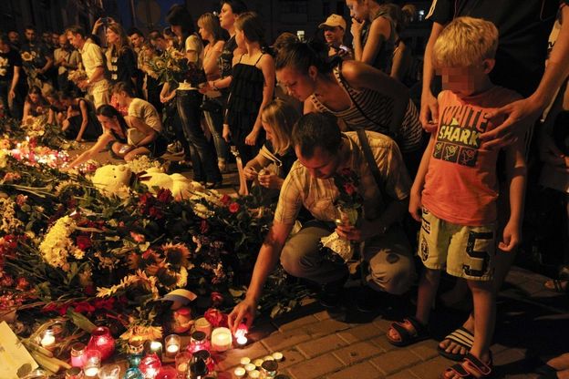 Kiev, candele e preghiere davanti all'ambasciata olandese