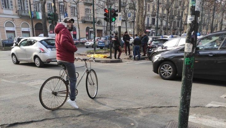 Muore di infarto in centro a Torino, il cadavere resta per due ore sulle strisce pedonali