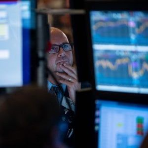 Lo spread a 200, ma calano i tassi all'asta Btp. Borse europee in rosso per guerra dei dazi e trimestrali