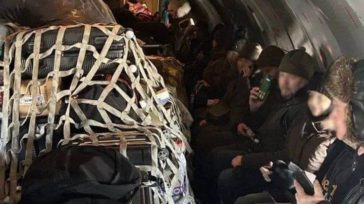 Russia, passeggeri costretti a volare su un cargo accanto ai bagagli. Le autorità indagano