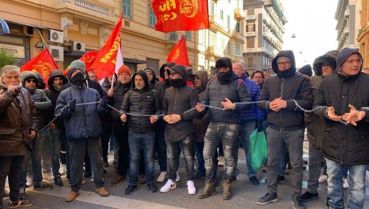 Dema, gli operai si incatenano davanti alla Regione