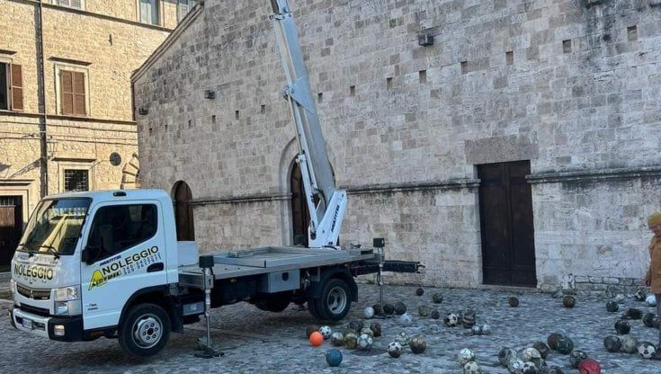 Quei palloni perduti testimoni del calcio alla "viva il parroco": da Ascoli la foto diventata subito virale