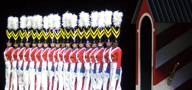 Danza, luci ed effetti speciali : a New York torna la magia natalizia delle Rockettes