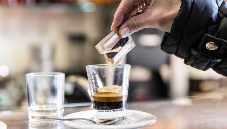 Chiedono un caffè e un bicchiere d'acqua al bar, gli servono acido muriatico: grave una guardia giurata. Indaga la Procura