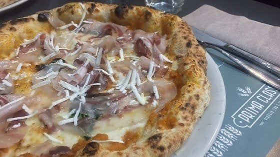 La pizza viaggia in Prima Classe: la nuova avventura di Enzo Bastelli 