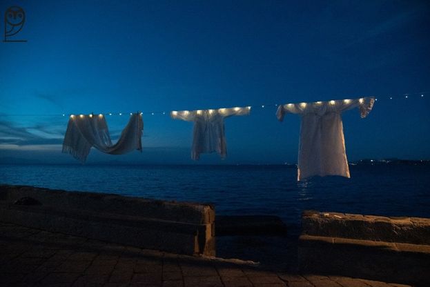 Panni stesi e candele, a Ischia filosofia e musica lungo il pontile aragonese