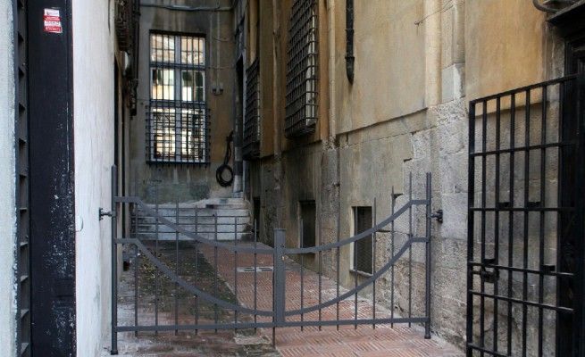 La citt&agrave; vecchia dietro le sbarre anche vico Doria finisce in gabbia
