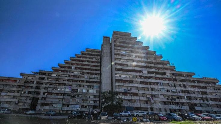 Scampia, piano bis per gli sgomberati delle Vele: Comune pronto a pagare gli affitti