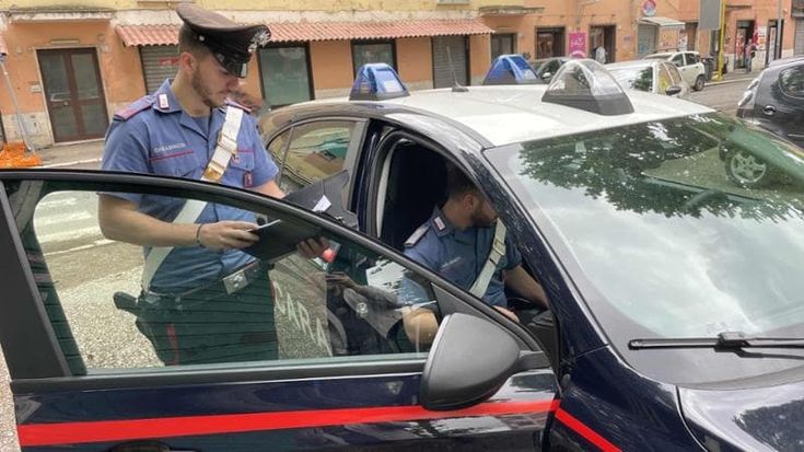 Aggredisce la ex sotto casa, rompe il parabrezza dell’auto e le ruba il cellulare: arrestato 38enne