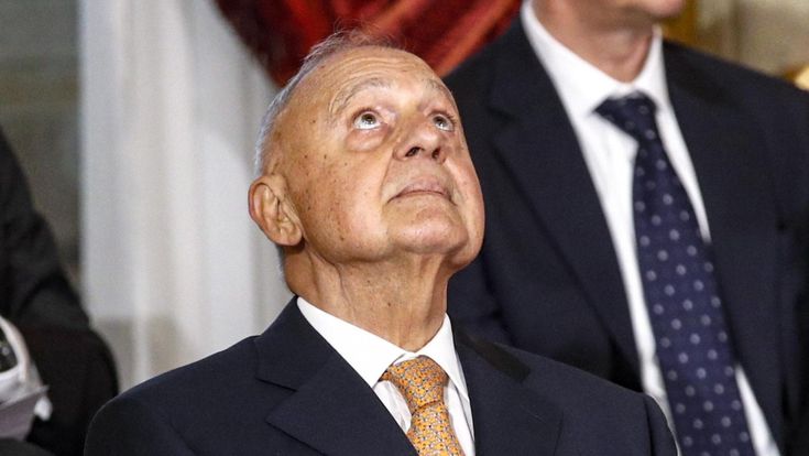 Savona indagato, imbarazzo grillino