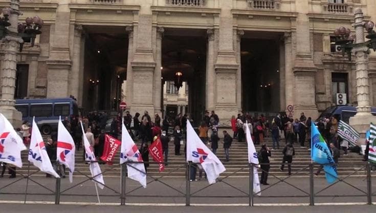 Scuola, presidi in protesta sotto il ministero: "Vinto il concorso vogliamo tornare vicino casa"