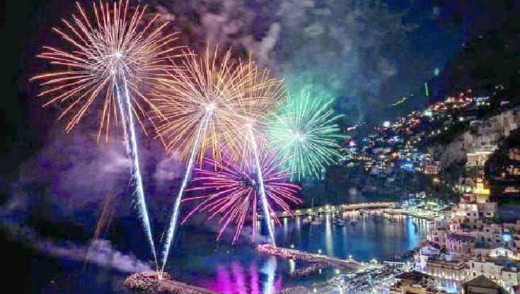 Luci, fuochi e dj, la festa di Amalfi tra borghi e mare