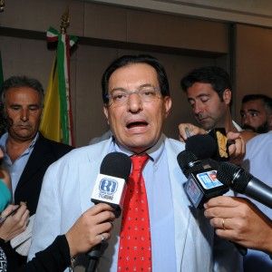 Il governatore sotto attacco rifonda il suo "cerchio magico"