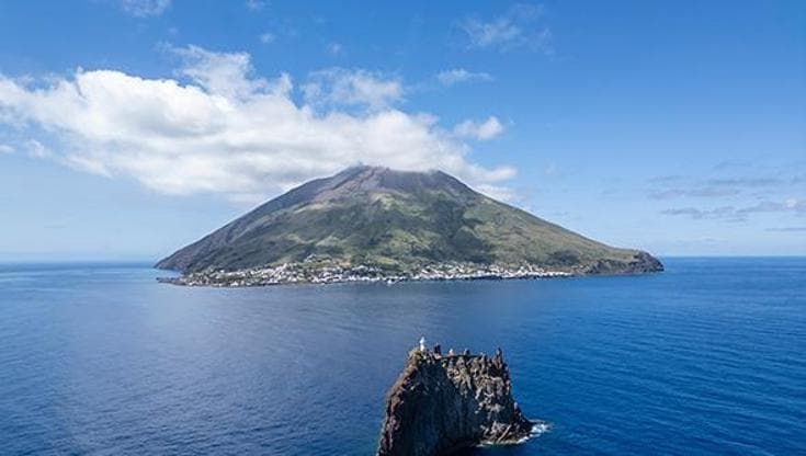 Al via Premio Stromboli 2024, tra progetti di mobilità sostenibile, tecnologie digitali e arte contemporanea