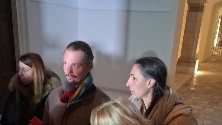 Famiglia nel bosco, Cate al governo australiano: “Aiutateci”. Nathan insiste: “Restiamo in Italia”
