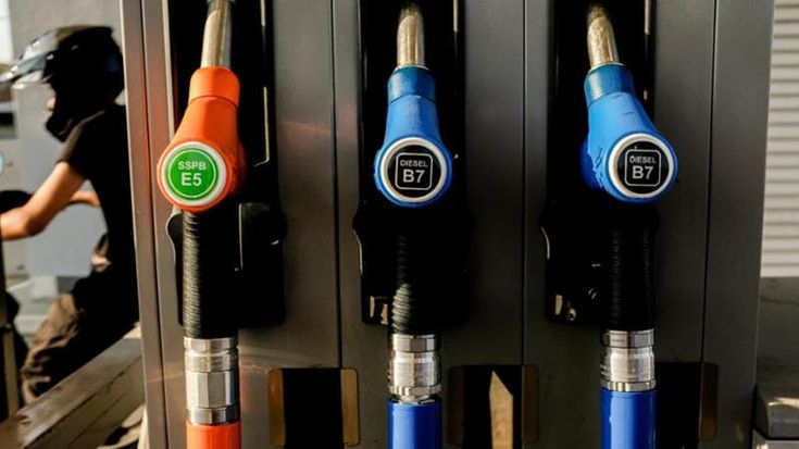 Benzina, prezzi ancora in salita. I consumatori: “Senza sconti, diesel a 2,4 euro in autostrada”
