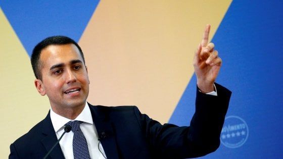 Conflitto di interessi, Di Maio all'attacco: "Italiani scelgano tra M5s e chi si tiene indagati per corruzione". Salvini: "Il 26 maggio un referendum su di noi"