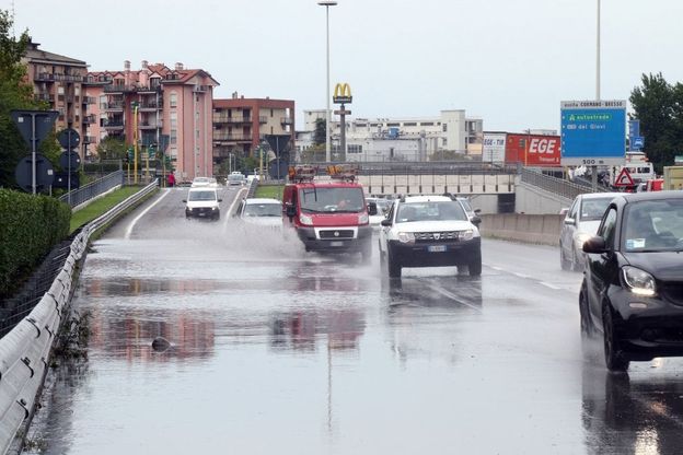 Maltempo a Milano: via Rubicone e Fulvio Testi allagate, lavori in corso