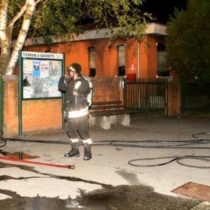 Identificati i piromani della scuola di Banchette, denunciati cinque minorenni