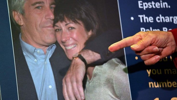 Caso Epstein, avvocato denuncia: "Abusi fisici su Maxwell in carcere" 
