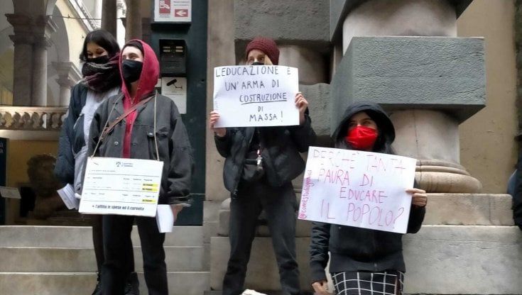 Genova, protesta degli studenti: "“Ammassati nei negozi ma non possiamo tornare in università”