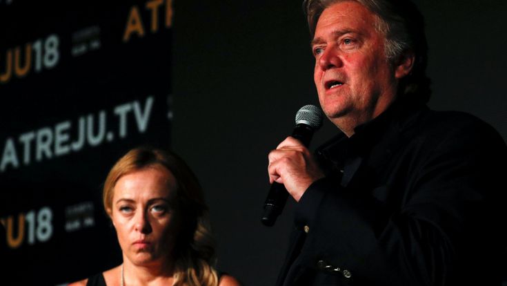 Bannon superstar conquista Atreju e spacca la destra