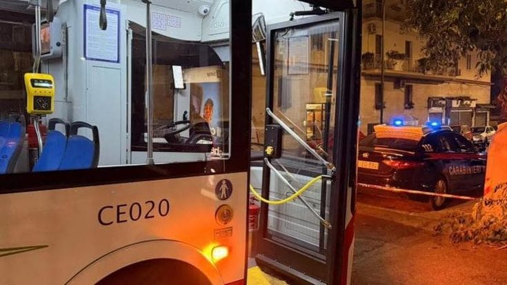 Napoli, operata l’avvocata accoltellata sul bus: “Non riuscivo a respirare, perché è successo?”