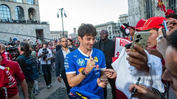Piazza Duomo si tinge di rosso per la Ferrari: migliaia di tifosi per incontrare Leclerc e Hamilton