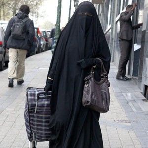 Estremisti islamici, tra gli espulsi anche il marito della prima donna multata per il burqa