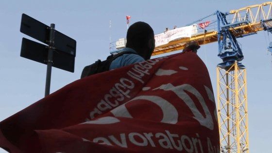 Una prima vittoria, i lavoratori dell'Hitachi dopo tre giorni di protesta scendono dalla gru