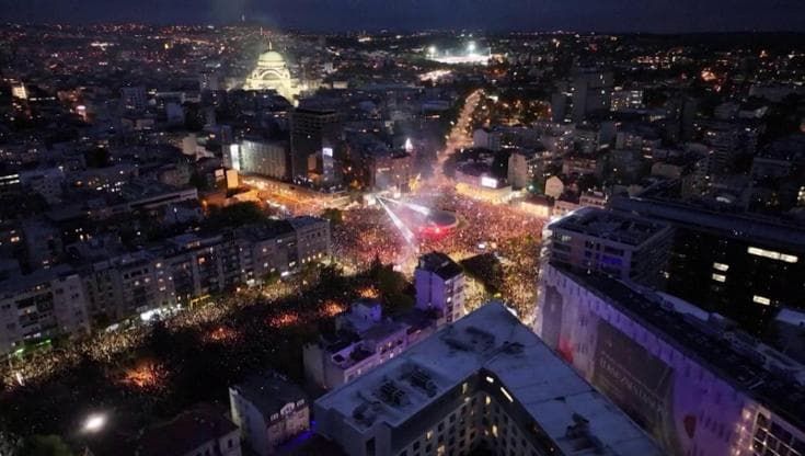 Il movimento degli studenti invade Belgrado e lancia la sfida al presidente serbo Vucic