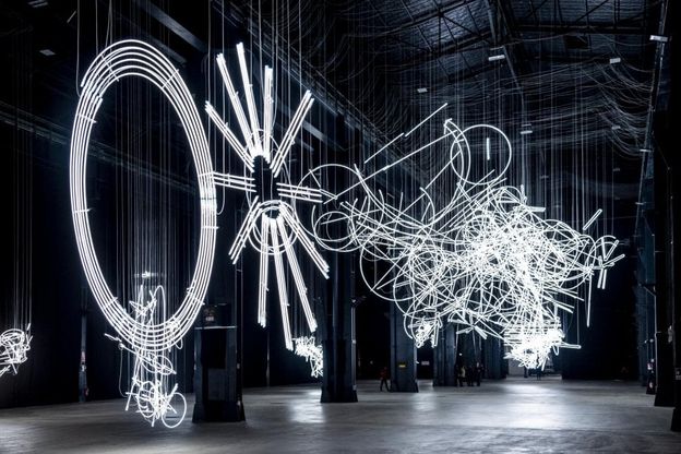 Installazioni al neon e colonne luminose: è la mostra di Cerith Wyn Evans all'Hangar Bicocca