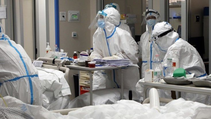 Covid, il report dell'Iss: "Età media dei deceduti 81 anni, il 28% delle vittime in Lombardia"