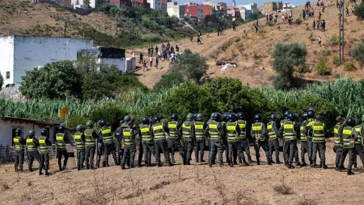 Ceuta, il Marocco carica con gas lacrimogeni decine di migranti che si dirigevano verso la frontiera