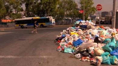Grecia, emergenza rifiuti al Pireo per sciopero: cumuli di spazzatura in strada