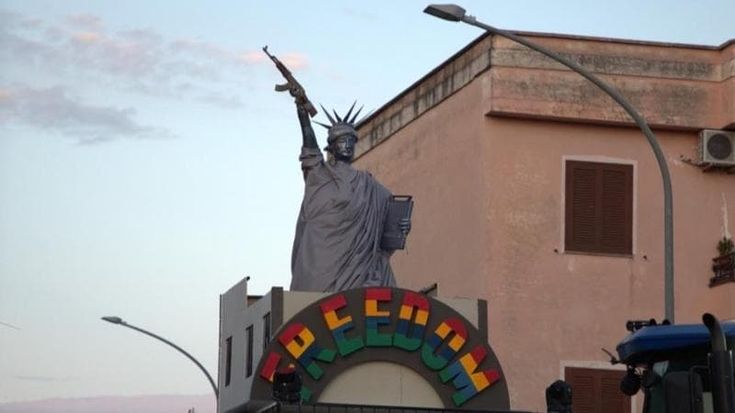 Acerra, sfila il “carro dei detenuti”: la Statua della Libertà col mitra nella parata di Carnevale