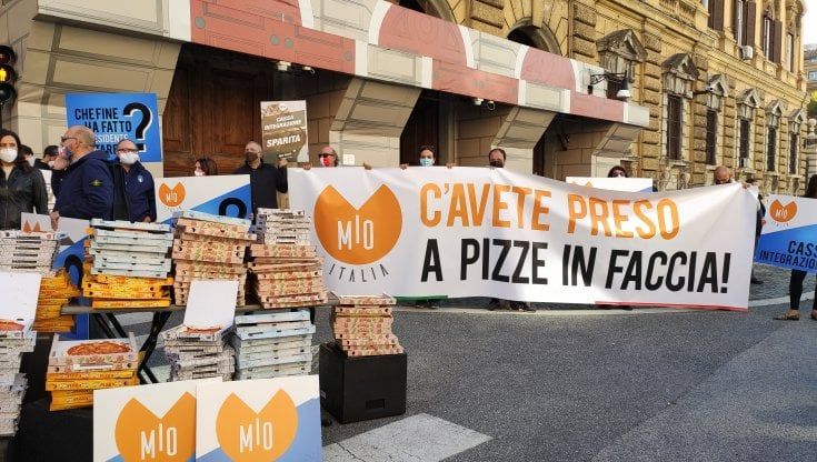 Roma, con pentole, cucchiai e pizze protestano i ristoratori: "Sarà sciopero fiscale"