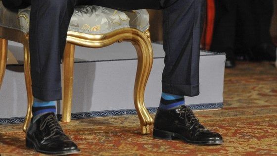 Dallo sguardo di Toninelli ai calzini di Salvini: l'ironia social sul giuramento