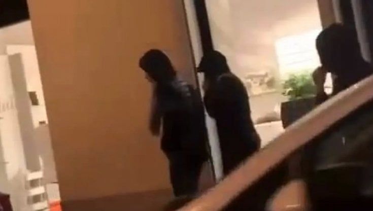 Auto di Nicolò Pirlo presa a sassate, Daspo urbano per un ragazzo della gang