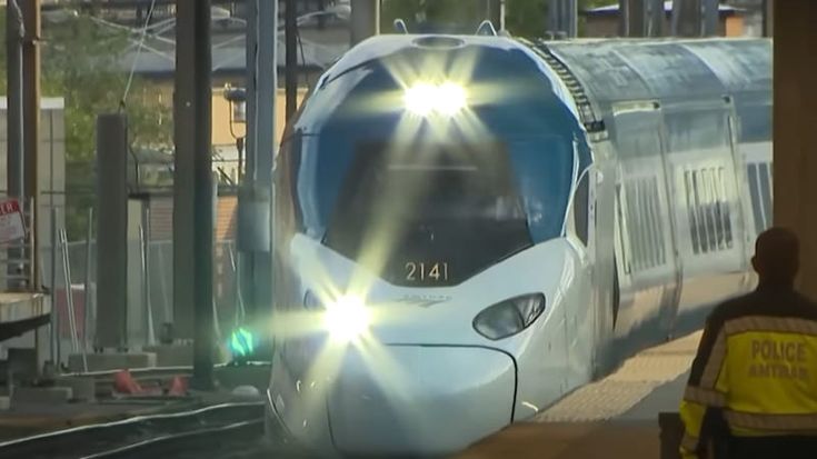 Usa, ecco il treno veloce. Biglietti (e ristoro) per ricchi, la stampa critica la “linea obsoleta”