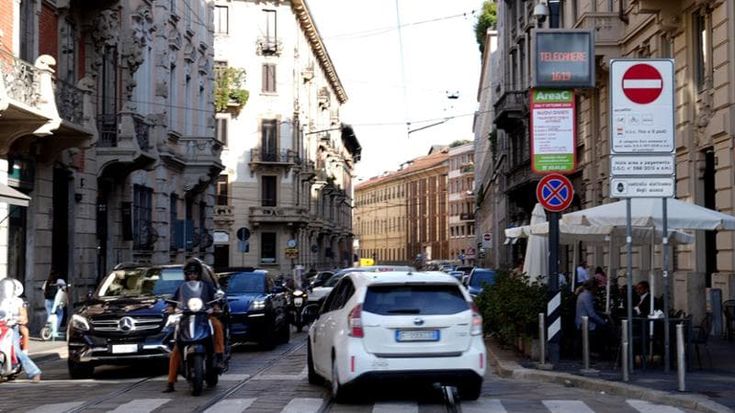 Niente Area C il sabato e la domenica, a Milano rinviato il pagamento tutti i giorni: si va avanti così fino all’autunno