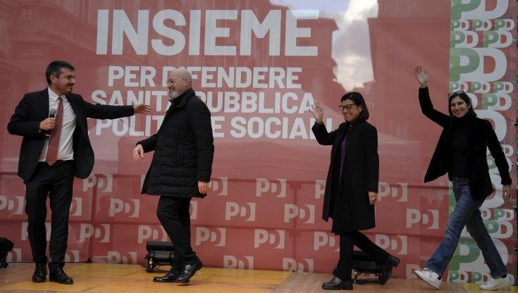 La questione morale agita la piazza del Pd. "Basta con la sporcizia"
