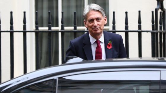 Gb, il ministro Hammond: "Troppi disabili che lavorano, per questo la produttività è bassa"