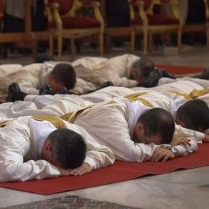 Pochi sacerdoti in Inghilterra e Galles, i cattolici chiedono di aprire ai preti sposati