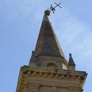 Bologna, croce di S.Isaia piegata: strada chiusa