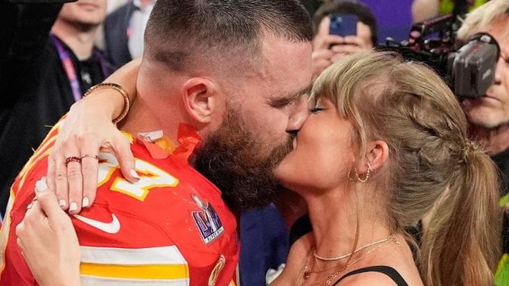 Taylor Swift e Travis Kelce, galeotto fu il podcast: la love story iniziata tre estati fa